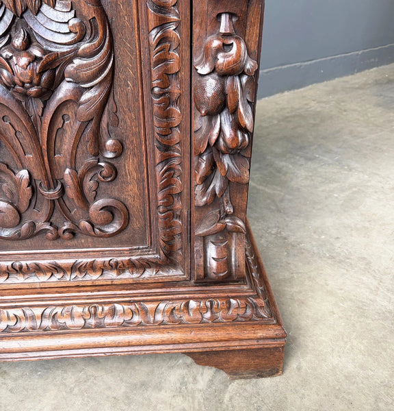 Antique French Renaissance Sideboard/Buffet in Solid Oak Highly Carved w/Lions